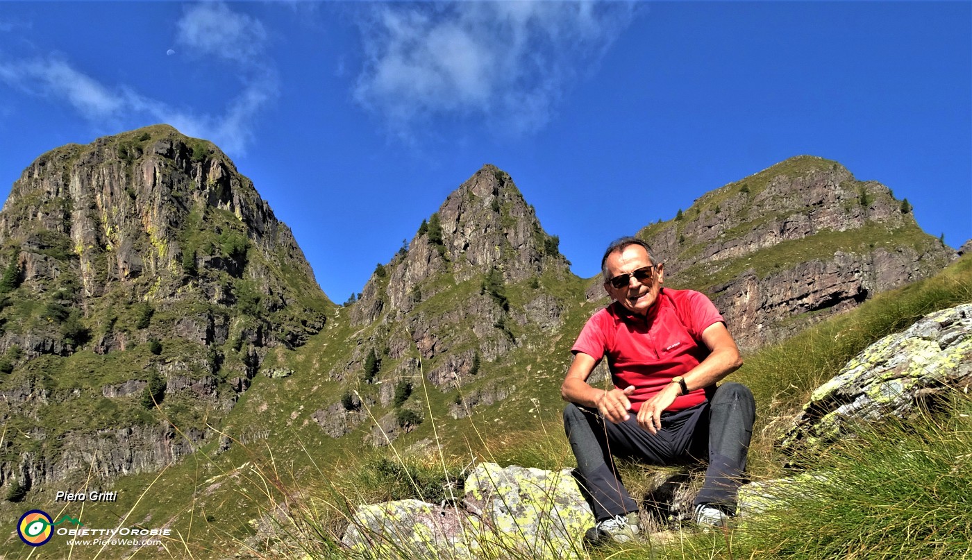 23 Autoscatto con i Tre Pizzi (2167 m la cima nord).JPG